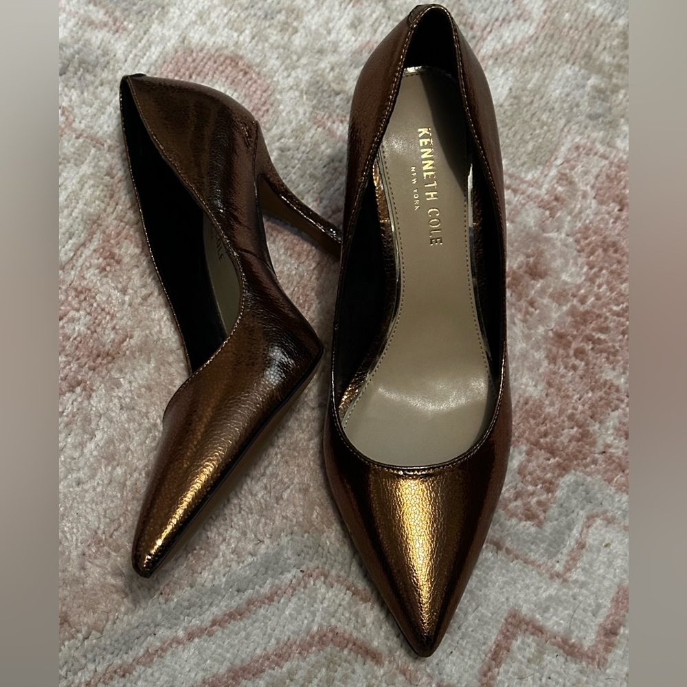 Bronze metallic heel